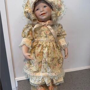 Vintage porcelain Elizabeth doll from Danbury mint 16in blonde curls